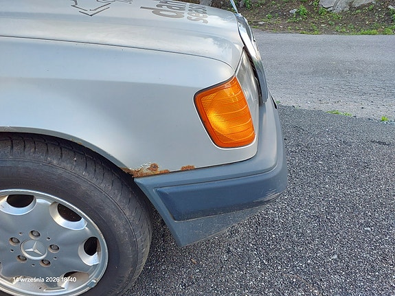 Mercedes-Benz 300 E 10 of 21