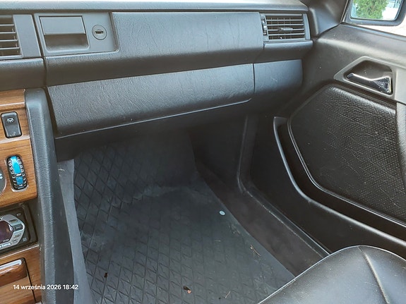 Mercedes-Benz 300 E 17 of 21
