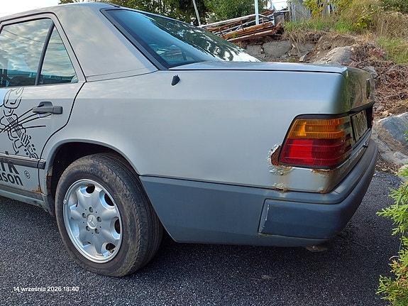 Mercedes-Benz 300 E 11 of 21