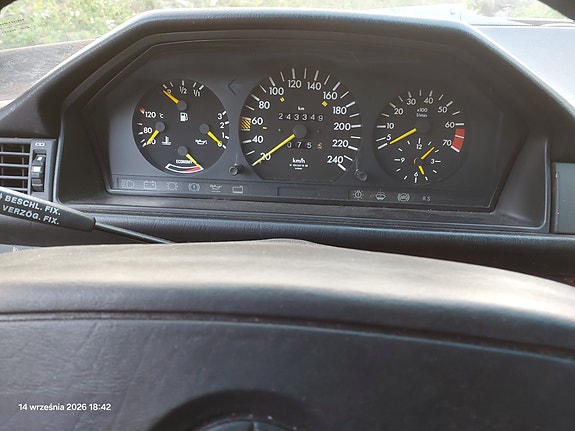 Mercedes-Benz 300 E 16 of 21