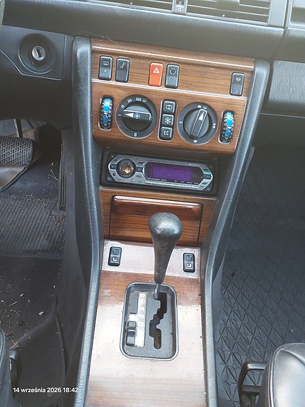 Mercedes-Benz 300 E 18 of 21