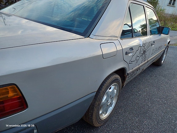 Mercedes-Benz 300 E 3 of 21