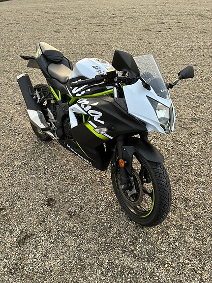 Kawasaki Ninja 125 2 of 15