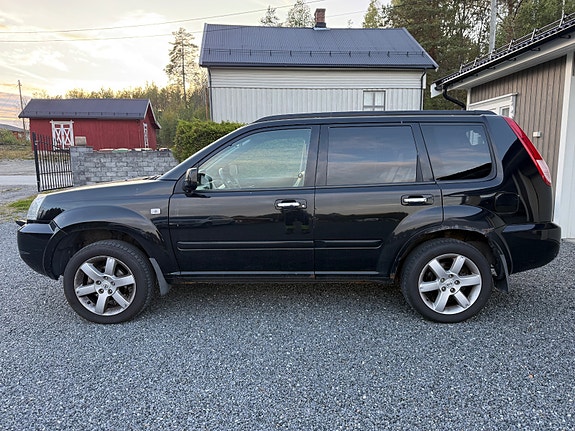 Nissan X-Trail 2 of 9