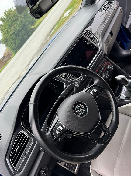 Volkswagen T-Roc 7 of 9
