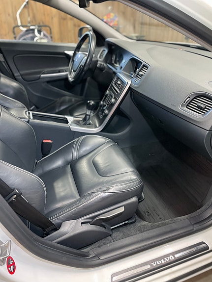 Volvo V60 10 of 14
