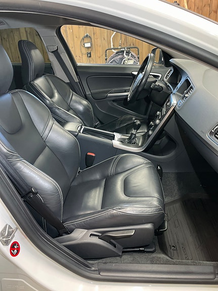 Volvo V60 11 of 14