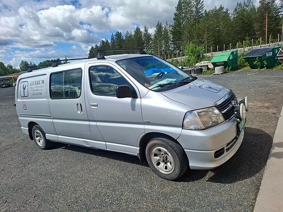 Toyota HiAce 2 of 9