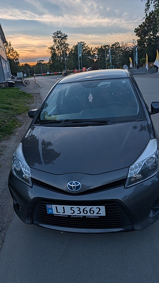 Toyota Yaris 2 of 13