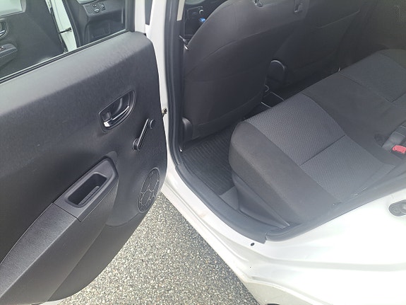 Toyota Yaris 12 of 30