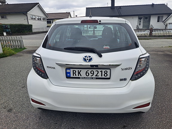 Toyota Yaris 7 of 30