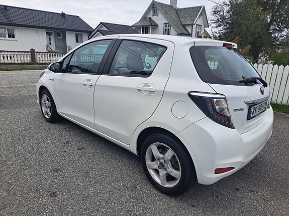 Toyota Yaris 6 of 30