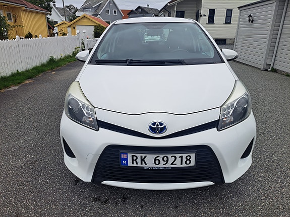 Toyota Yaris 2 of 30