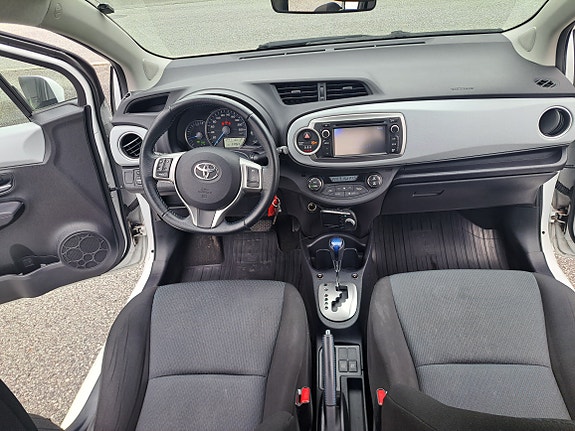 Toyota Yaris 15 of 30