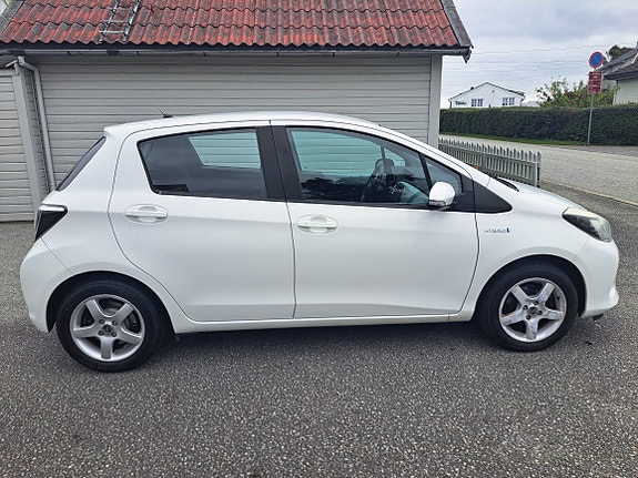 Toyota Yaris 5 of 30