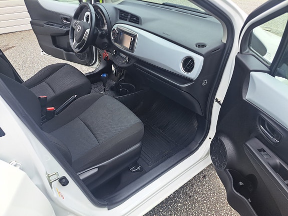 Toyota Yaris 13 of 30