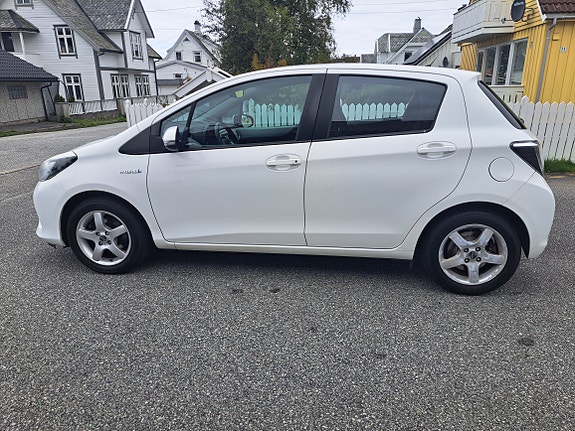 Toyota Yaris 4 of 30