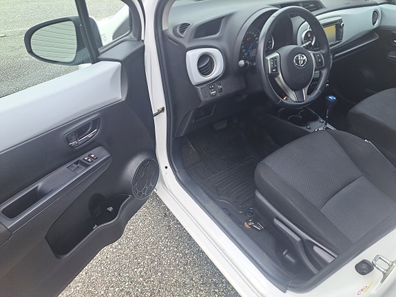 Toyota Yaris 11 of 30