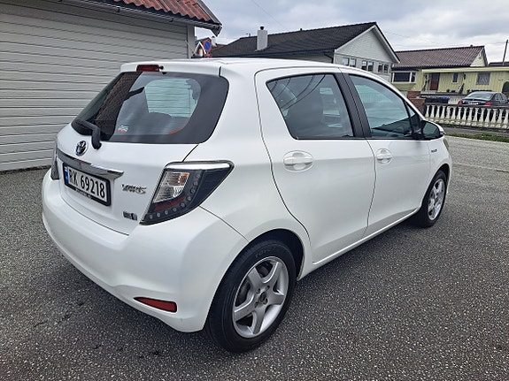 Toyota Yaris 8 of 30
