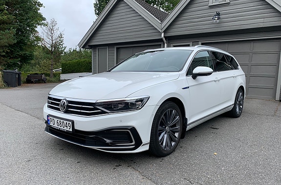 Volkswagen Passat 2 of 27