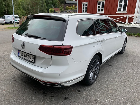 Volkswagen Passat 4 of 27