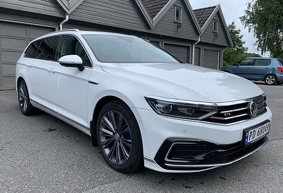 Volkswagen Passat 3 of 27