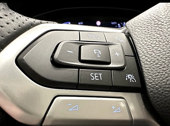 Volkswagen Passat 10 of 27