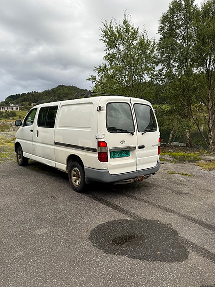 Toyota HiAce 4 of 18