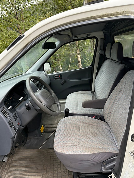 Toyota HiAce 7 of 18