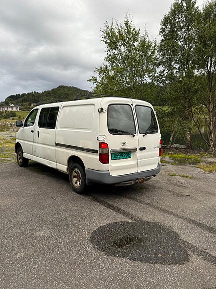 Toyota HiAce 3 of 18