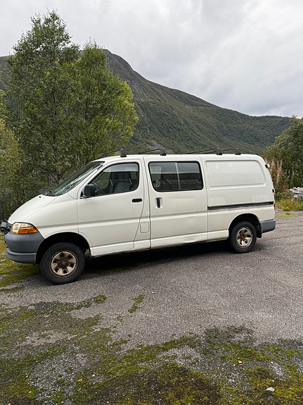 Toyota HiAce 2 of 18