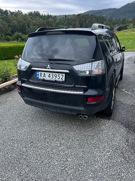 Mitsubishi Outlander 2 of 3