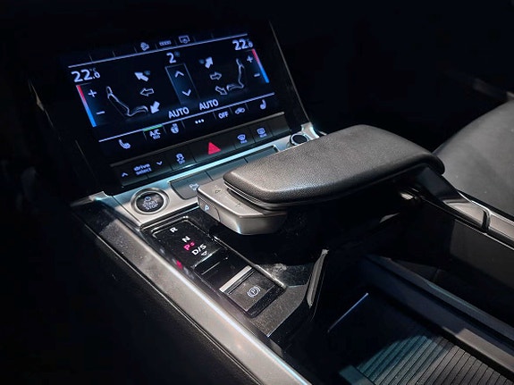 Audi e-tron 9 of 15