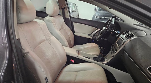 Toyota Avensis 8 of 13