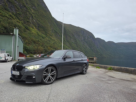 BMW 330i 7 of 22