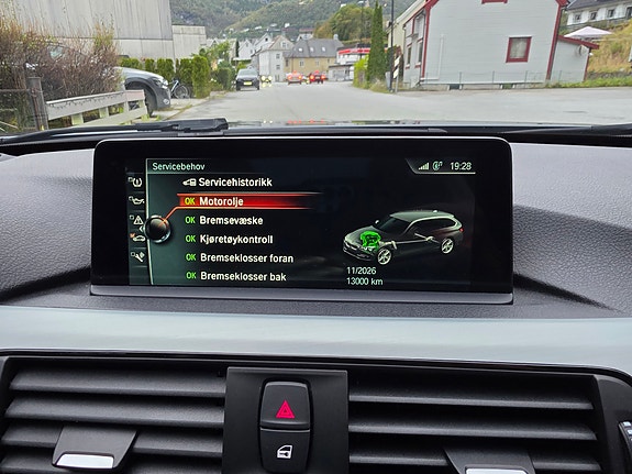 BMW 330i 14 of 22
