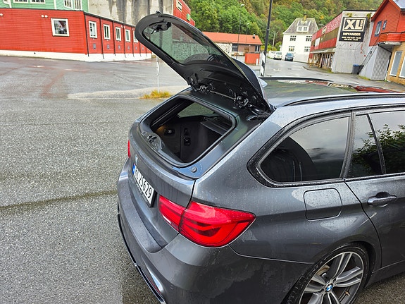 BMW 330i 13 of 22
