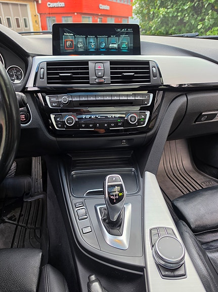 BMW 330i 19 of 22