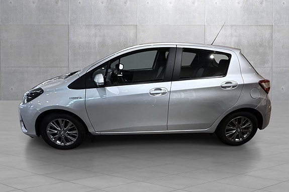 Toyota Yaris 2 of 19