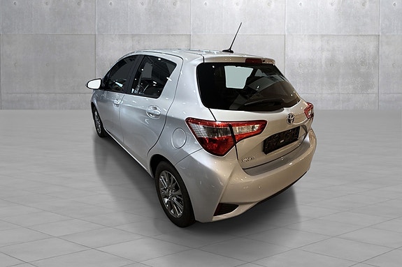 Toyota Yaris 3 of 19