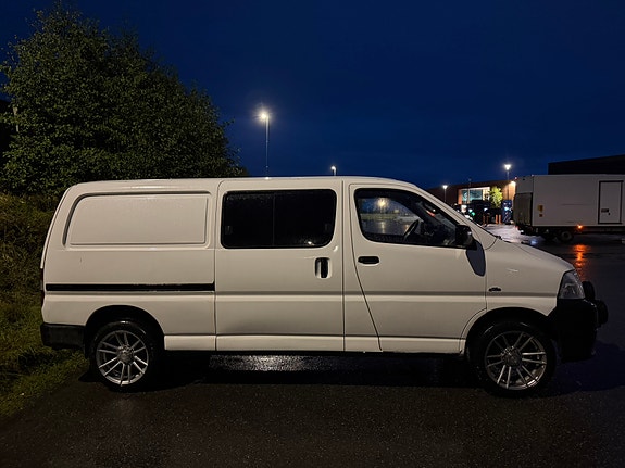 Toyota HiAce 6 of 9