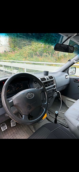 Toyota HiAce 3 of 9