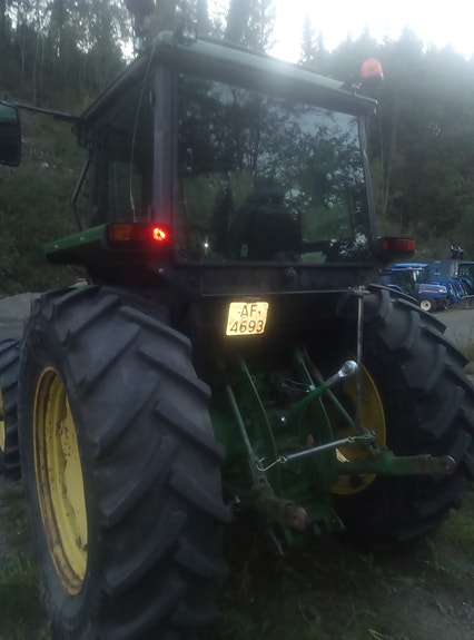 John Deere 3140 11 of 13