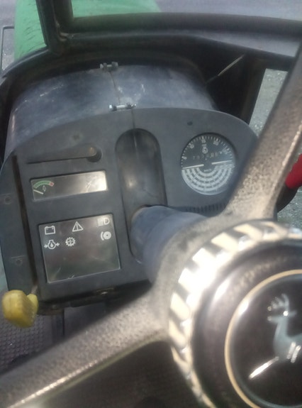 John Deere 3140 3 of 13