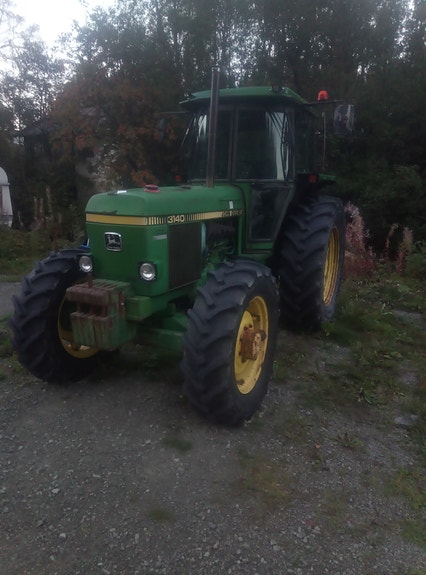 John Deere 3140 2 of 13