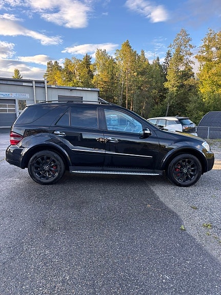 Mercedes-Benz ML320 8 of 29