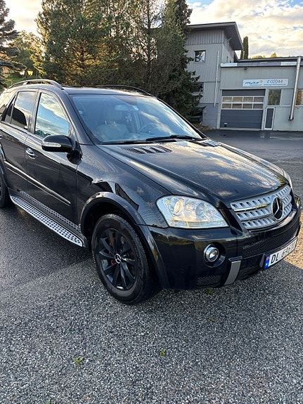 Mercedes-Benz ML320 2 of 29