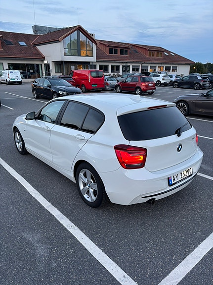 BMW 116d 4 of 8
