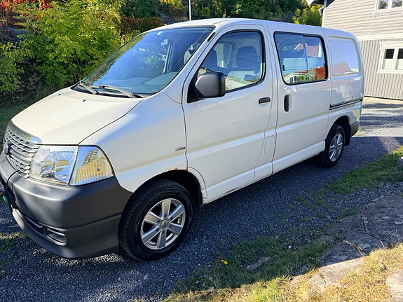 Toyota HiAce 4 of 19