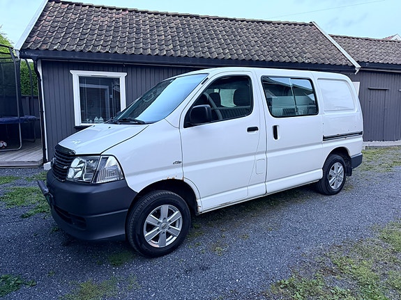 Toyota HiAce 16 of 19
